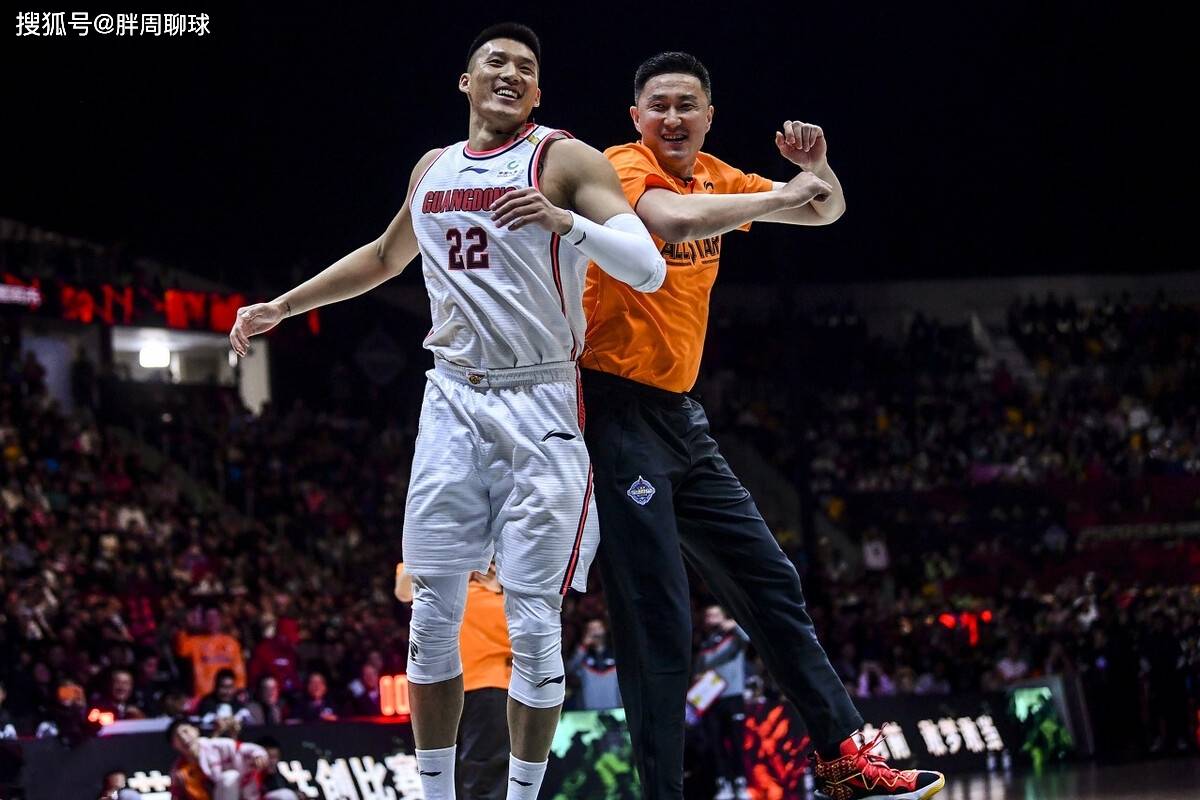 帕纳辛奈科斯训练开放日，今晨内部沟通引观众欢呼，CBA季后赛在即，临场指挥获称赞的简单介绍
